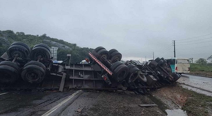 Carreta Tomba No Grande Recife E Interdita BR 101 Nos Dois Sentidos