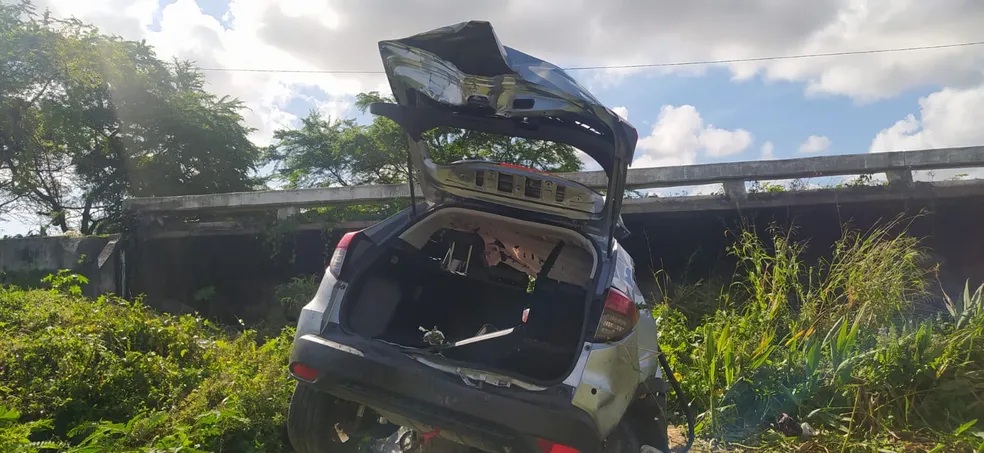 Quatro homens morrem e um fica ferido após carro cair de viaduto na BR