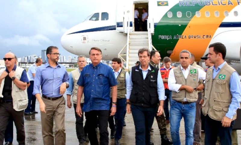 Bolsonaro libera FGTS e parcela extra do BPC para vítimas das chuvas em Pernambuco