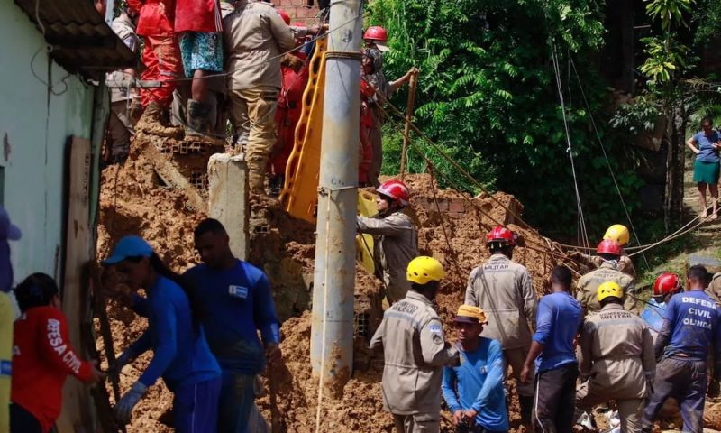 Bombeiros encontram corpos de casal desaparecido em deslizamento em Olinda