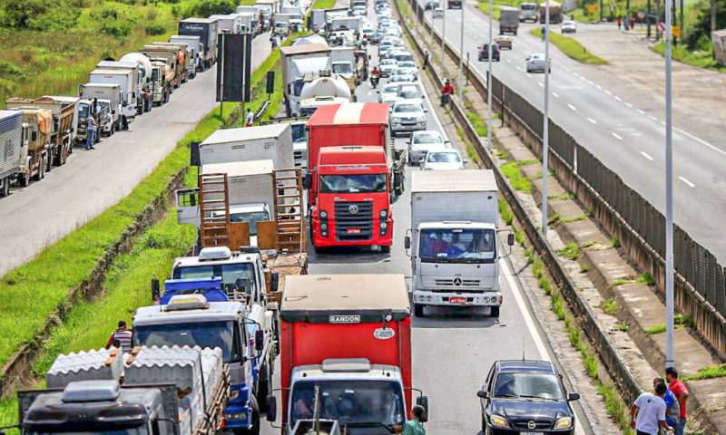 Governo Bolsonaro estuda vale-combustível para caminhoneiros e motoristas de táxi e Uber