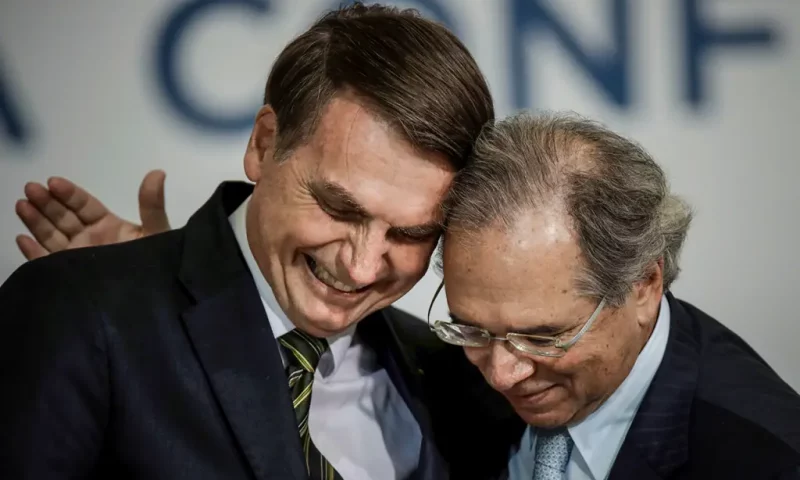 Bolsonaro cita pressões para demitir Paulo Guedes