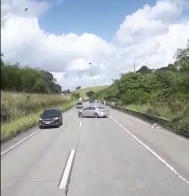 (VÍDEO) Tentativa de assalto e troca de tiros provoca correria em trecho da BR 101, em Ribeirão