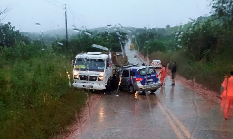 Policiais ficam feridos em acidente entre viatura e caminhão na PE-126 em Catende,PE