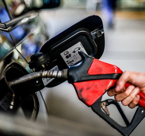 Redução no preço da gasolina definida pela Petrobras não chega aos postos em junho