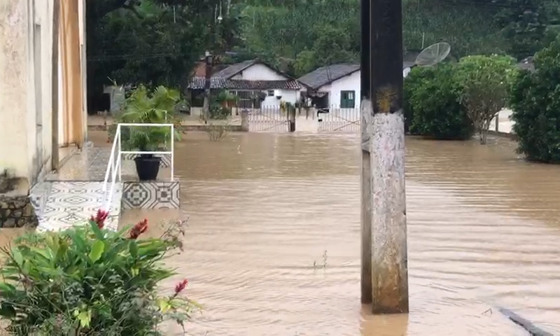Vídeo: Água invade casas e ruas ficam alagadas na Usina Santa Terezinha