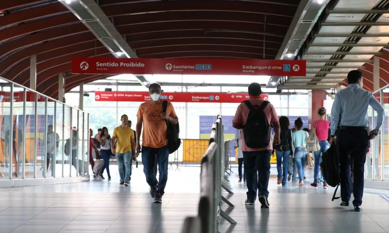 Uso de máscaras não é mais obrigatório em escolas, transporte público e farmácias de Pernambuco