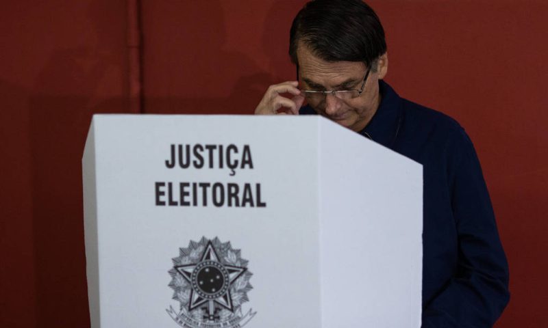 Bolsonaro deve repetir a embaixadores mentiras sobre urnas eletrônicas