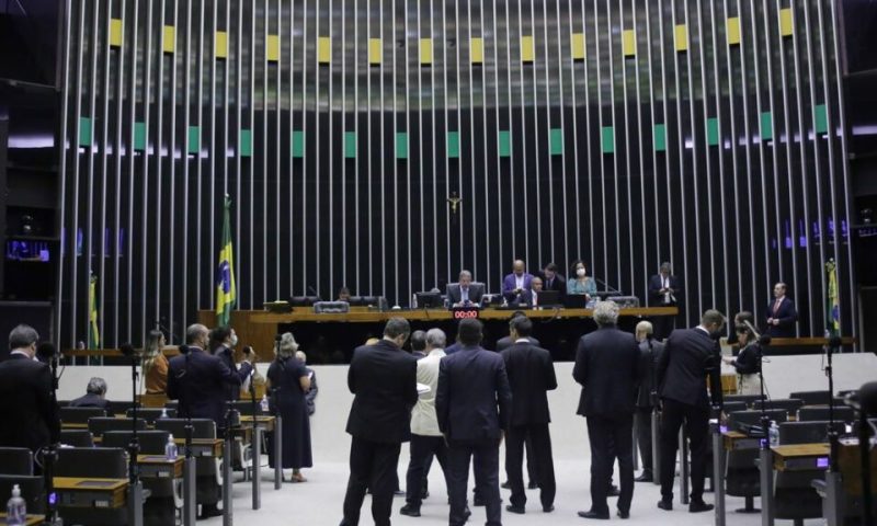 Congresso derruba veto de Bolsonaro e volta a restringir busca em escritórios de advogados