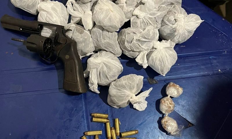 Ação conjunta do 10º BPM prende traficante com arma, munições e grande quantidade de drogas, em Catende
