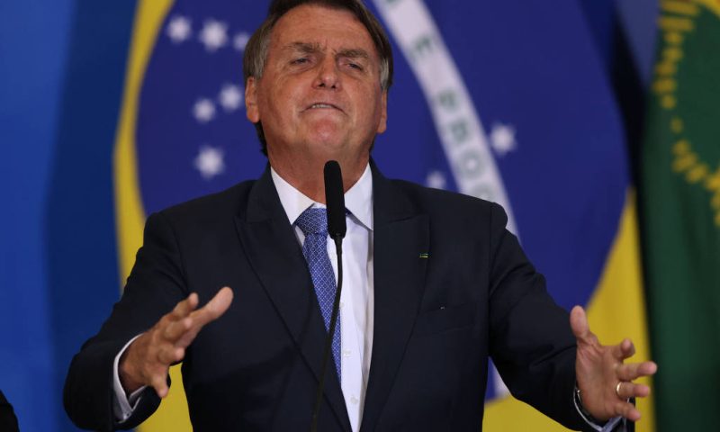 PF diz que Bolsonaro cometeu crime ao associar vacina da covid ao vírus da aids