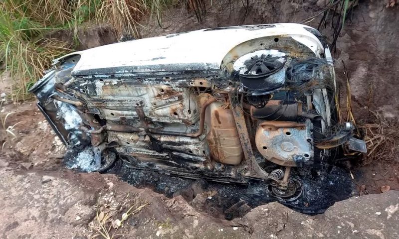 Carro é encontrado com corpos carbonizados em estrada na zona rural de Nazaré da Mata, em Pernambuco