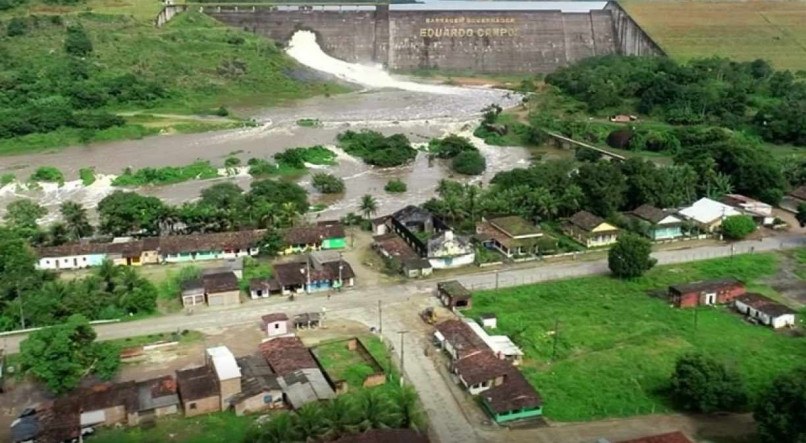 Moradores de Serro Azul, em Palmares, começam a deixar suas casas com medo de que a barragem sangre