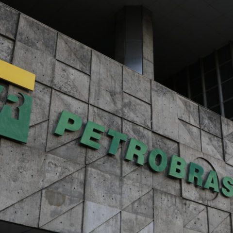 Petrobras reduz preço da gasolina para distribuidoras a partir desta terça; Com a redução preço médio passará a ser R$ 2,57 por litro