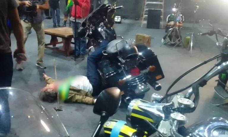 Vídeo mostra encenação da morte de Jair Bolsonaro em atentado