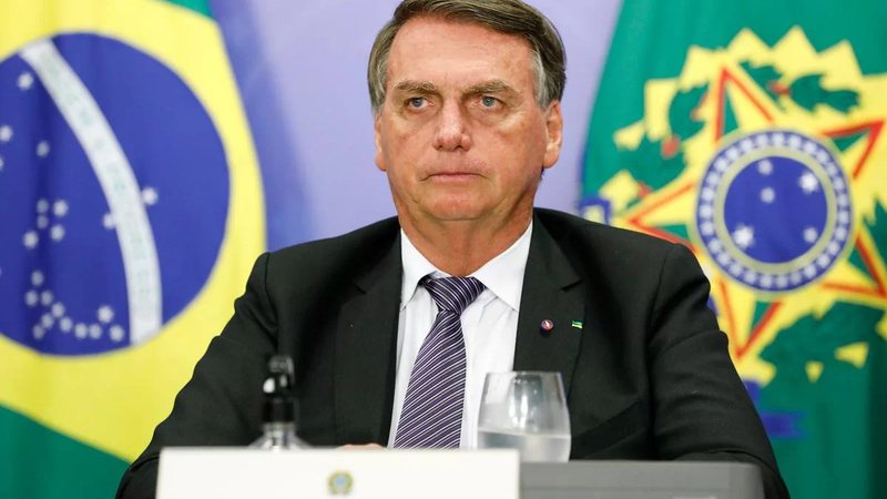 Bolsonaro acusa TSE de perseguição e evita dizer se aceitará eventual derrota