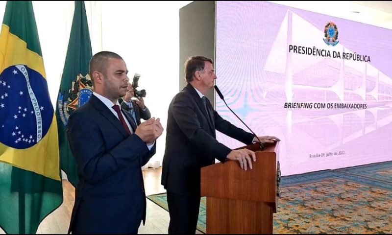 Bolsonaro usa reunião com embaixadores para fazer novos ataques sem provas às urnas eletrônicas e ao TSE