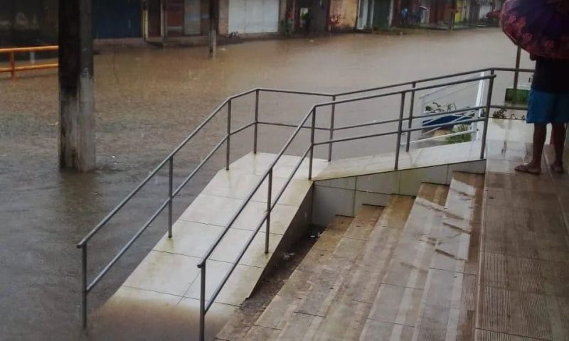 (Fotos) Chuva provoca alagamentos e água invade pontos comerciais em Catende, na Mata Sul