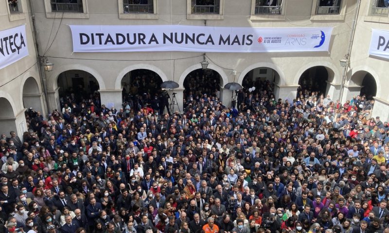 Ato pela democracia recorda mortos na ditadura, pede respeito ao sistema eleitoral e leva multidão ao Centro de SP