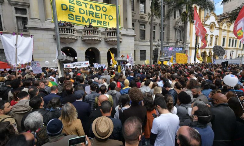 Carta pela democracia ultrapassa 1 milhão de assinaturas em dia de ato