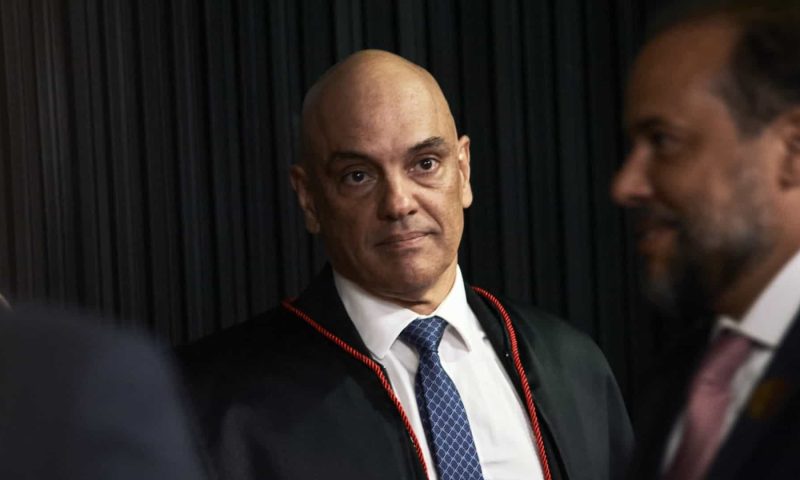 Bolsonaro não aplaude fala de Moraes sobre urnas em cerimônia no TSE