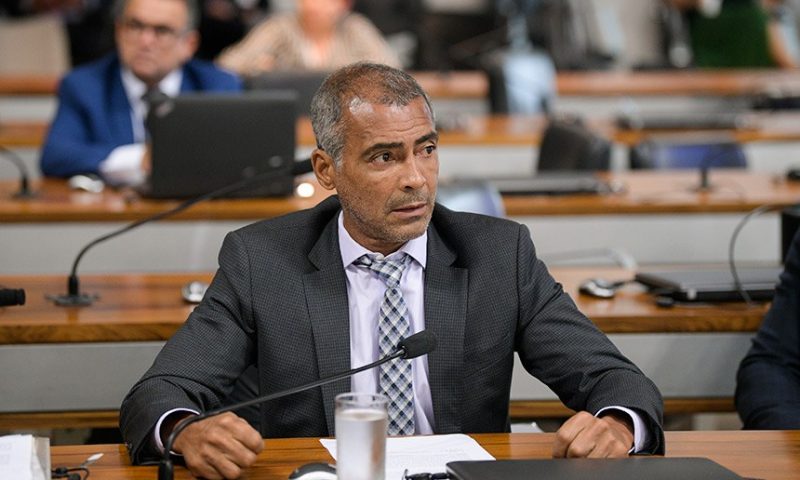 Romário vence no Rio e é reeleito para mais oito anos no Senado