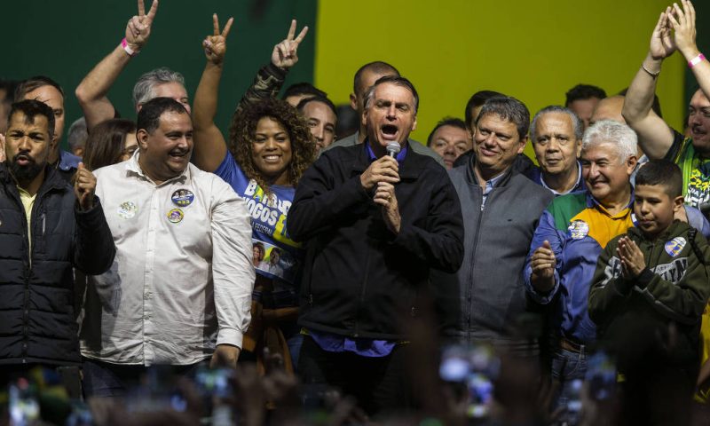 Bolsonaro usa fake news para dizer que Forças Armadas podem fechar seção eleitoral