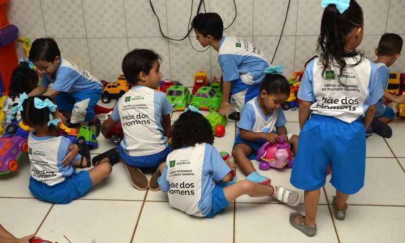 Famílias com filhos pequenos terão novas regras para jornada de trabalho e auxílio-creche