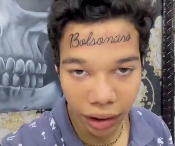 Vídeo: Jovem viraliza ao receber  R$ 1 mil para  tatuar “Bolsonaro” na testa