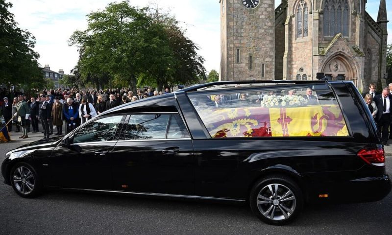 Caixão com corpo da rainha Elizabeth II deixa castelo onde monarca morreu