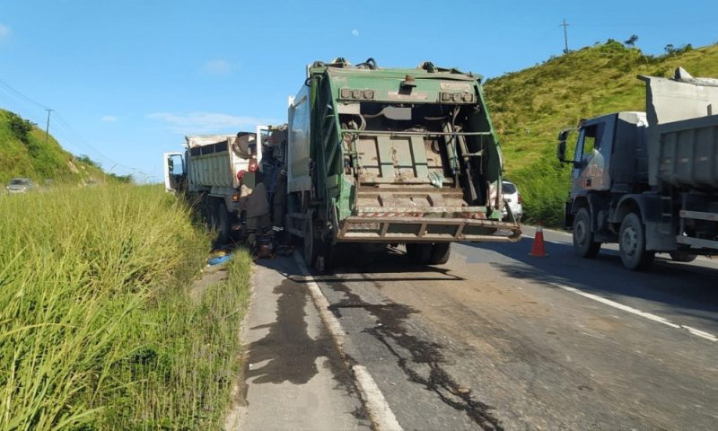 Motorista fica ferido e preso a ferragens após colisão entre caminhões na BR-232, em Moreno