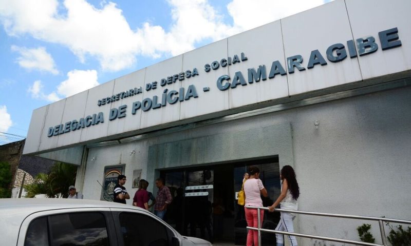 Mãe e filha, de 11 anos, são estupradas após homem armado invadir residência