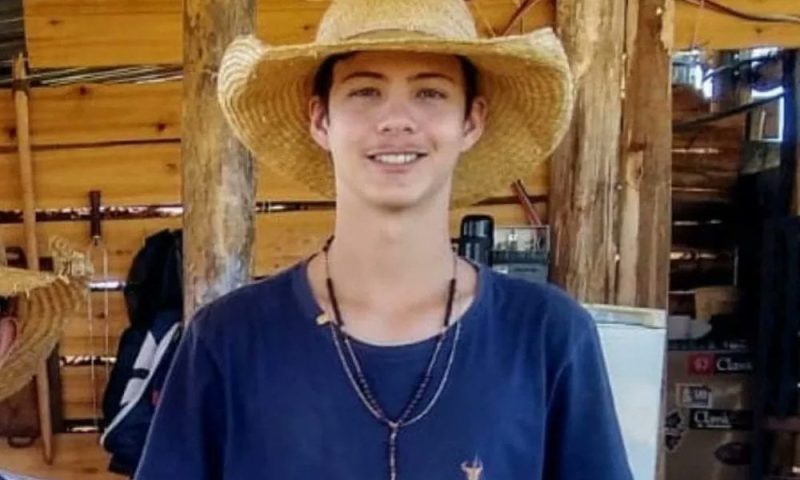 Jovem de 18 anos morre ao cair de touro e ser atingido por chifre em rodeio; veja vídeo
