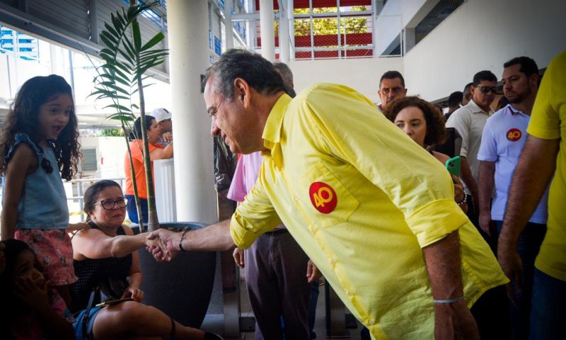 Danilo Cabral vota no Parnamirim e ressalta confiança