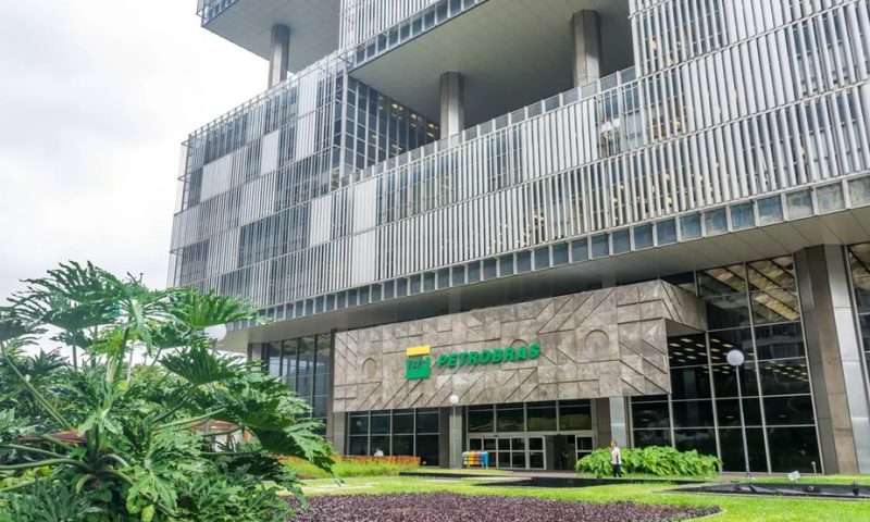 Pressionada pelo governo, Petrobras segura reajuste no preço dos combustíveis antes do 2º turno