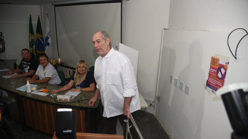 Ciro Gomes diz que seguiu a orientação do partido na hora de votar; PDT declarou apoio a Lula