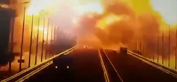 (Vídeo) Explosão destrói parte de ponte estratégica que liga Rússia à Crimeia