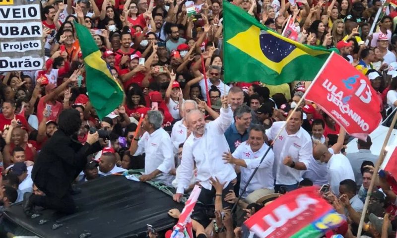 Em Salvador, Lula inicia giro pelo NE para ampliar votação