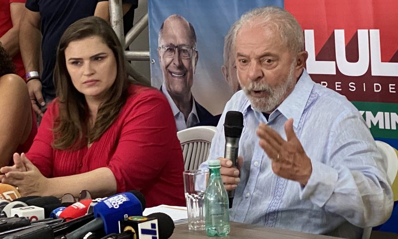 Lula provoca Bolsonaro: ‘Vai ter que ter humildade e colocar a faixa no meu pescoço’