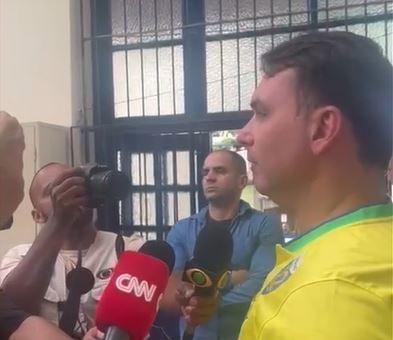 Esperamos vitória no primeiro turno, diz Flávio Bolsonaro ao votar