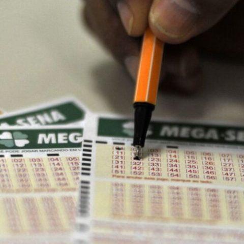 Mega-Sena: prêmio acumula a R$ 105 milhões; veja números sorteados