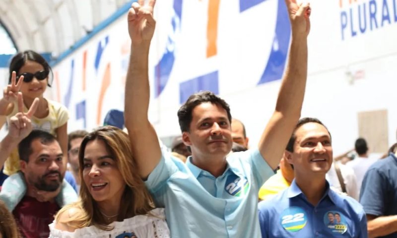 Anderson Ferreira vota em faculdade em Jaboatão dos Guararapes