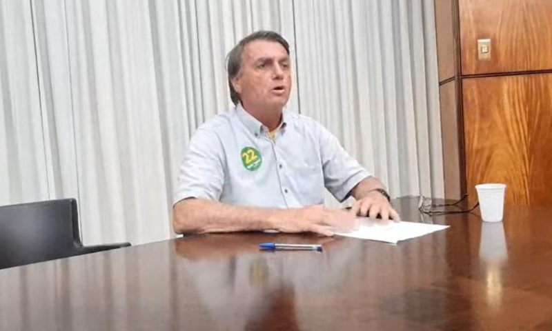 Bolsonaro faz live na madrugada para se defender após frase sobre meninas venezuelanas