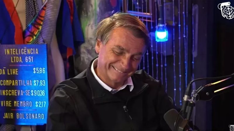 Bolsonaro alcança 1,5 milhão de espectadores em podcast e bate recorde de Lula