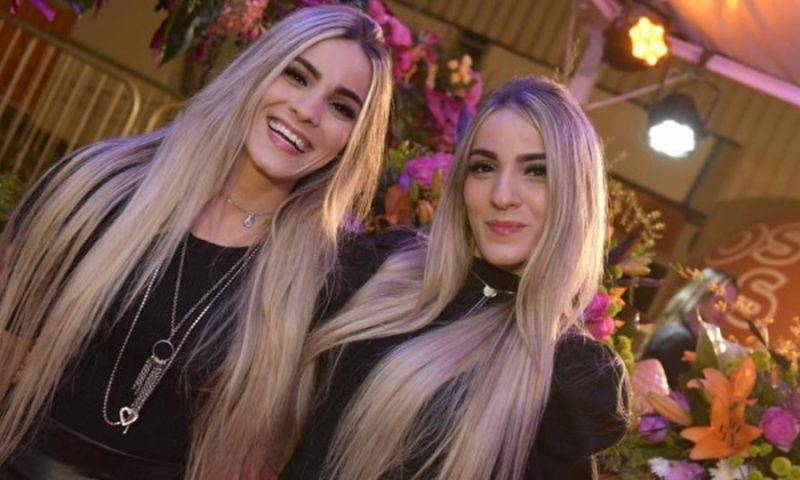 Influenciadoras gêmeas sofrem acidente de carro e uma delas morre