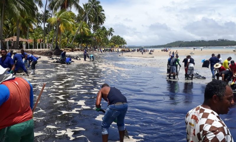 Seis toneladas de óleo já foram recolhidas de praias do Litoral de Pernambuco