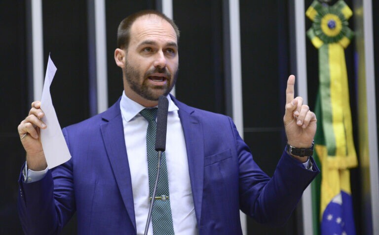 Eduardo Bolsonaro fala em adiar o segundo turno das eleições