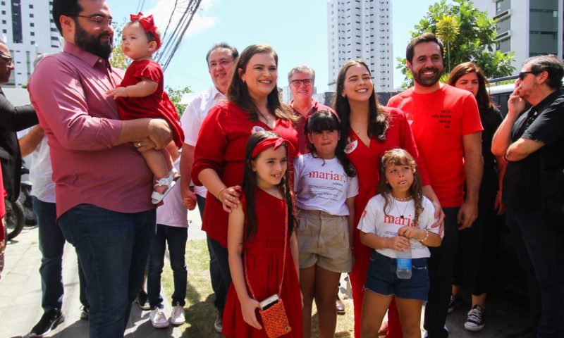 Candidata ao governo de Pernambuco Marília Arraes vota em colégio no Recife