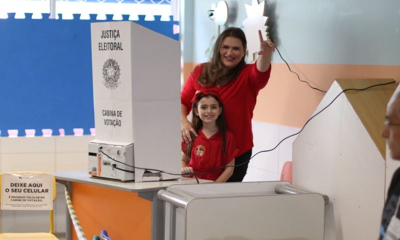 Marília Arraes vota no segundo turno em escola na Zona Norte do Recife