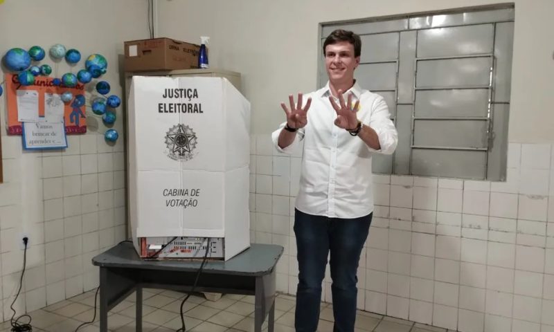 Miguel Coelho vota em colégio diocesano no Centro de Petrolina
